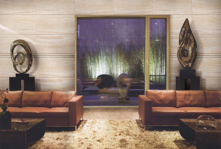https://adm.eleganzaindonesia.com/storage/product_examples/1756115258_Eleganza_Victoria_Room scene2.jpg